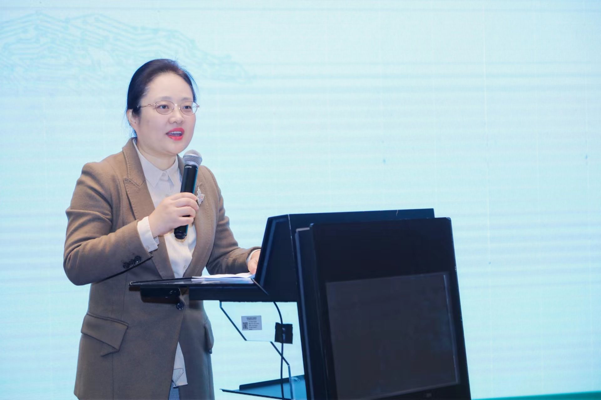 当前位置:学院首页>工作动态>学院新闻>正文>李红首先代表承办单位